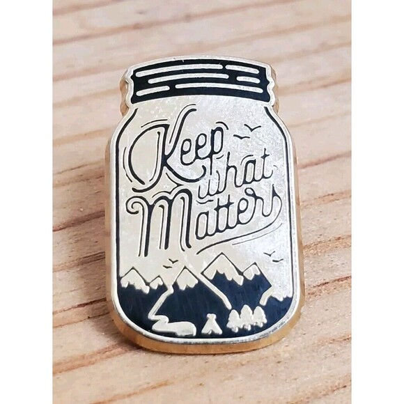 Keep What Matters Pinback Gold Tone Bug Jar Outdoor Travel Badge Wilderness - Picture 1 of 3